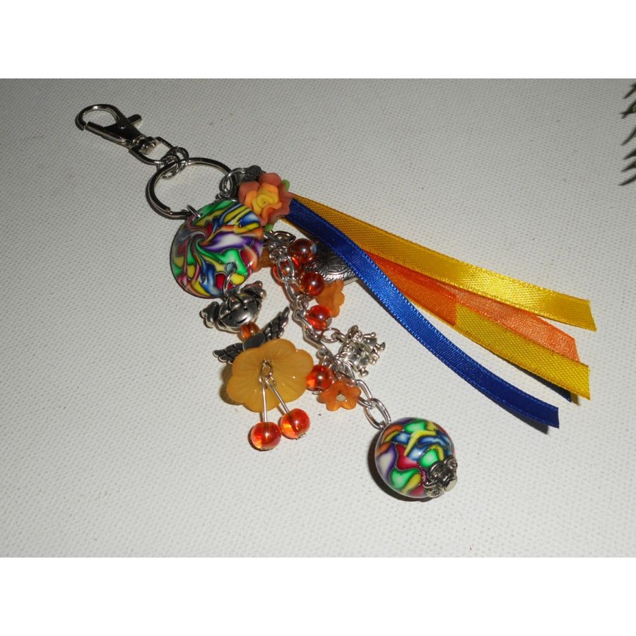 Porte clés/Bijoux de sac poupée orange avec perles et rubans multicolores