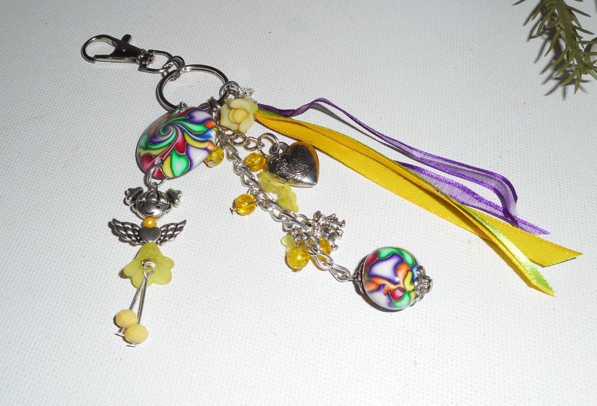 Porte clés/Bijoux de sac poupée jaune avec perles et rubans multicolores