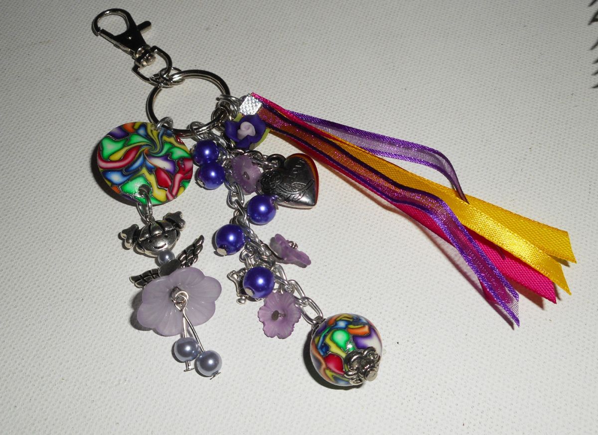 Porte clés/Bijoux de sac poupée violet avec perles et rubans multicolores