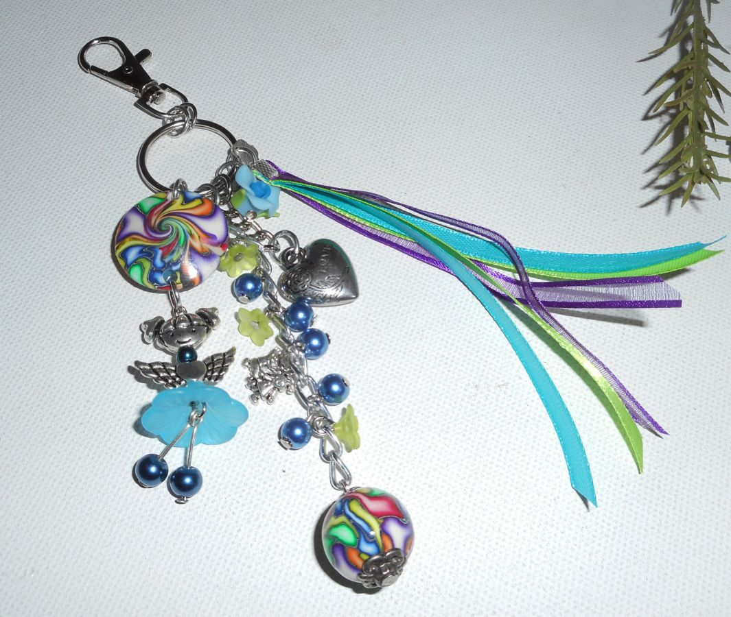 Porte clés/Bijoux de sac poupée bleue avec perles et rubans multicolores