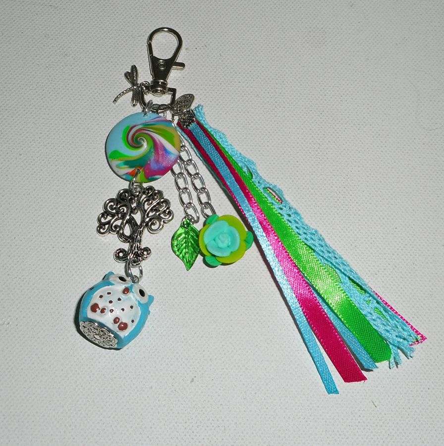 Porte clés/Bijoux de sac chouette bleu et arbre de vie avec rubans multicolores