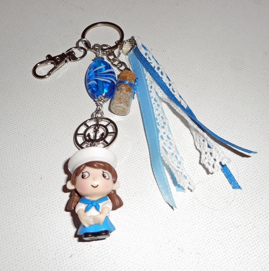 Porte clés/Bijoux de sac perle en verre bleu et petite matelot avec rubans 