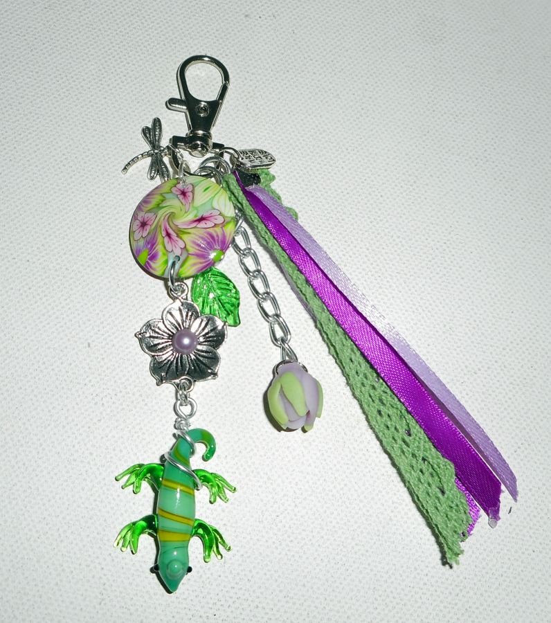 Porte clés/Bijoux de sac gecko en verre avec perles en argile fleuri pampilles et rubans
