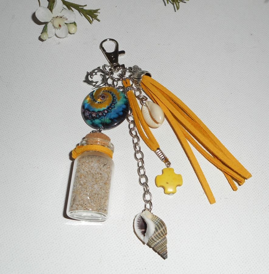 Porte clés/Bijoux de sac palet de nacre bleu jaune avec bouteille coquillage et dauphin