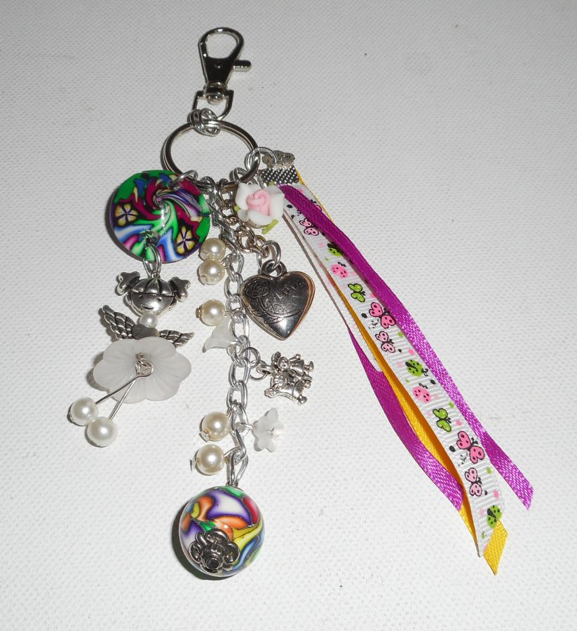 Porte clés/Bijoux de sac poupée blanche avec perles et rubans multicolores