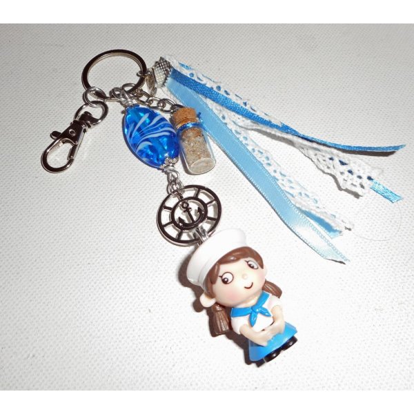 Porte clés/Bijoux de sac perle en verre bleu et petite matelot avec rubans 