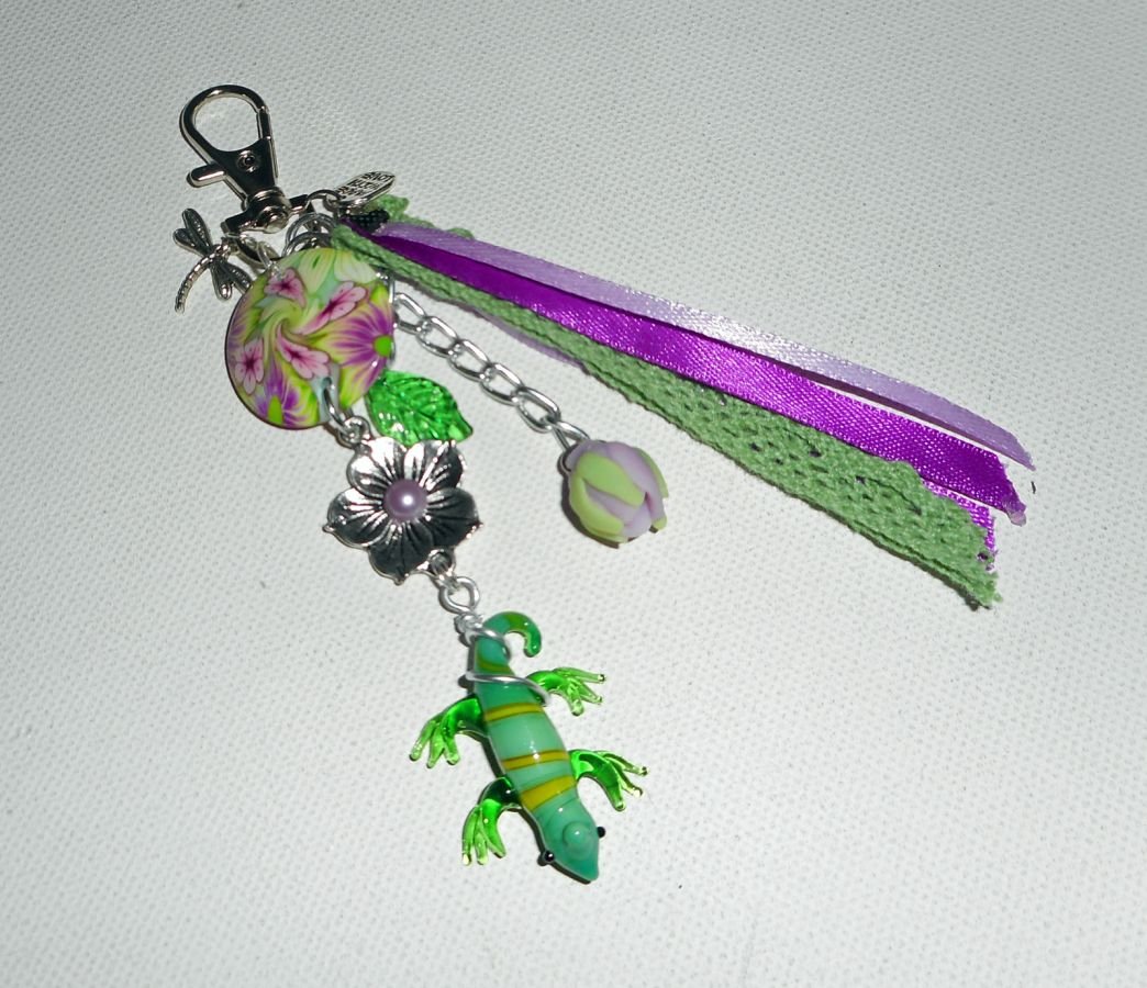 Porte clés/Bijoux de sac gecko en verre avec perles en argile fleuri pampilles et rubans