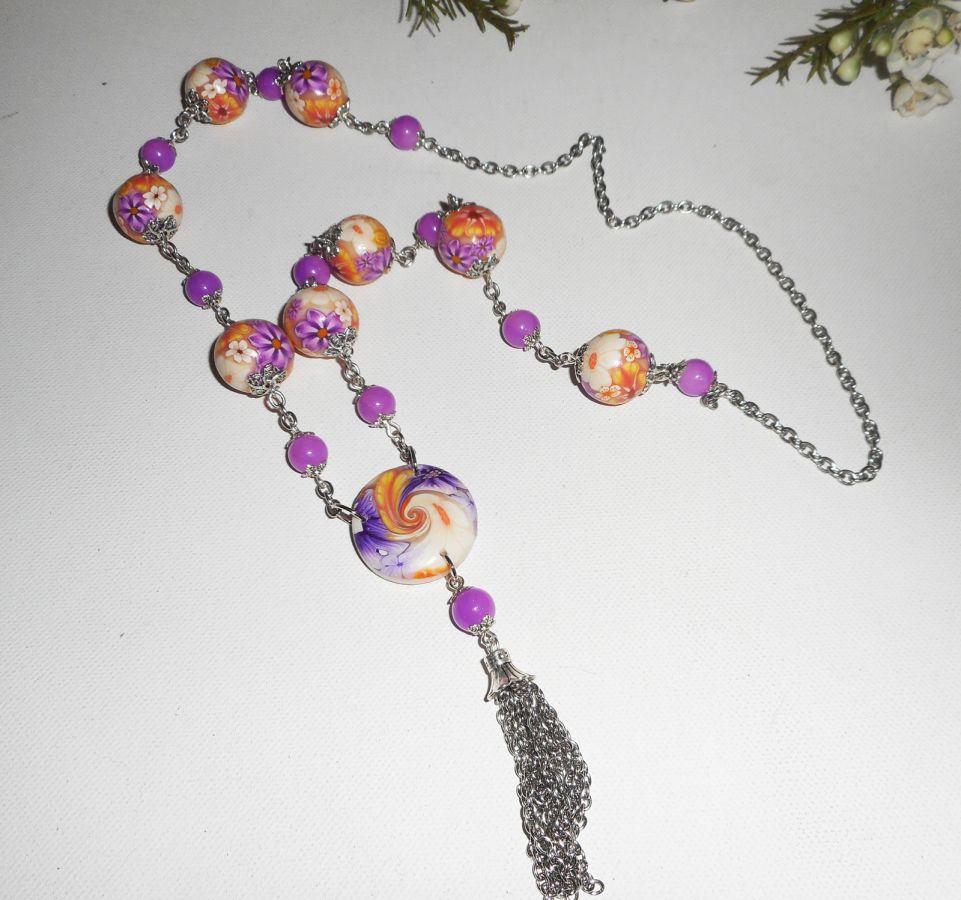Sautoir en perles d'argile fleuri mauve orange avec pierre de jade coloré
