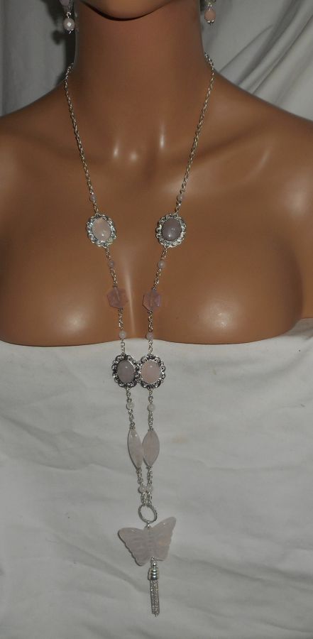 Sautoir en pierres avec gros papillon en quartz rose