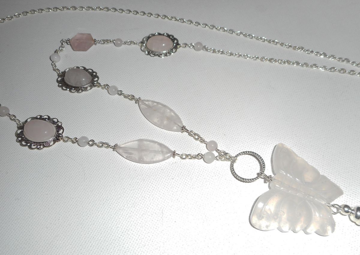 Sautoir en pierres avec gros papillon en quartz rose