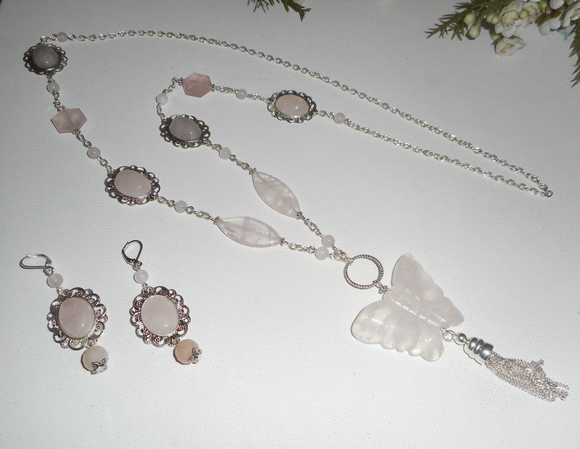 Sautoir en pierres avec gros papillon en quartz rose