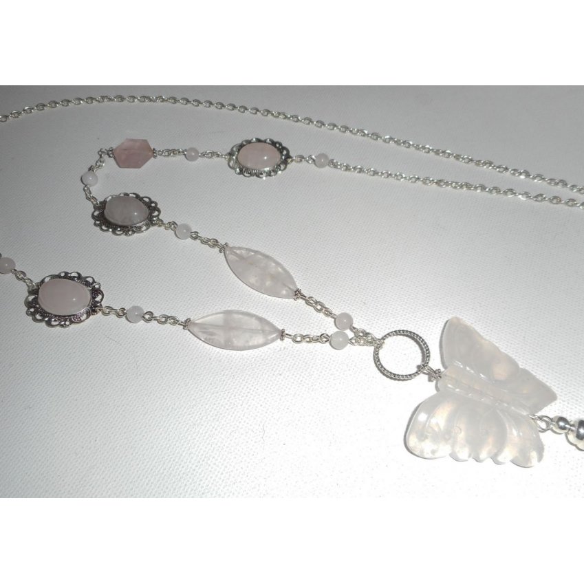 Sautoir en pierres avec gros papillon en quartz rose