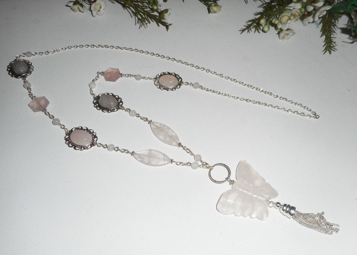 Sautoir en pierres avec gros papillon en quartz rose