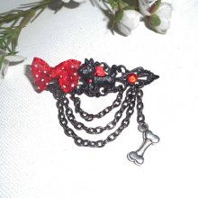 Broche  chien noir et rouge en résine avec petit noeud et chainage noir