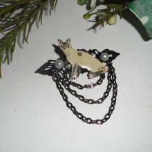 Broche avec chat siamois en émail  perles et chaine noire