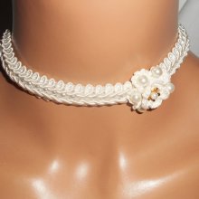 Collier fleur écru au crochet sur galon fantaisie brodé avec perles de verre