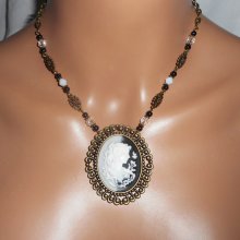 Collier grand camé noir et blanc avec perles de cristal et verre sur chaine bronze