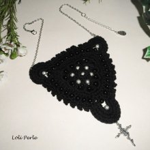 Collier noir crocheté avec perles brodées et croix