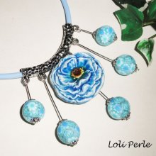 Collier perles bleues fleuries avec rose en céramique