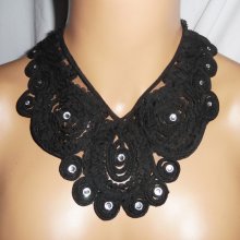 Collier original grand ras de cou fleurs en dentelle noire avec cristal de Swarovski