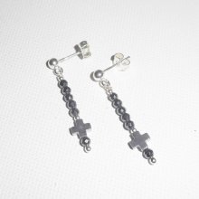 Boucles d'oreilles en pierres d'hématite avec petite croix sur clous en argent 925