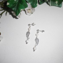 Boucles d'oreilles en perle de nacre avec aile sur clous en argent 925