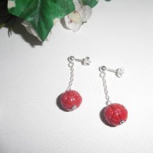 Boucles d'oreilles en perle de gorgone sculptée et chaine sur clous en argent 925