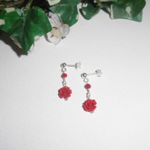 Boucles d'oreilles avec rose en gorgone sculptée et perles sur clous en argent 925