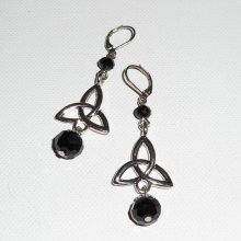 Boucles d'oreilles motif triangle celtique avec perles en cristal de bohème noir sur dormeuses argent