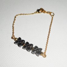 Bracelet pierre d'hématite forme fleur sur chaine plaqué or