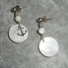 Boucles d'oreilles encre marine et nacre sur dormeuses en argent 925