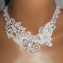 Collier de Cérémonie fleur et papillon en dentelle blanche avec cristal de Swarovski et perles