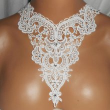 Collier de Cérémonie dentelle blanc motif fleurs avec cristal de Swarovski