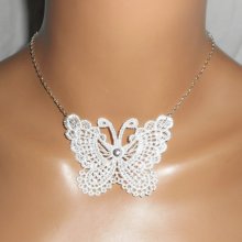 Collier papillon blanc en fine broderie sur chaine argent