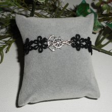 Bracelet original avec ancre et gouvernail sur dentelle noire