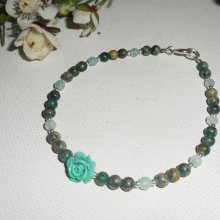 Bracelet perles et rose en gorgone vert sur fermoir argent