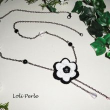 Sautoir fleur blanche et noire avec cristal et perles sur