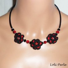 Collier original fleurs crochetées noires et rouges avec cristal et perles de verre