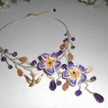 Collier aérien avec fleurs d'hibiscus et perles en cristal violet