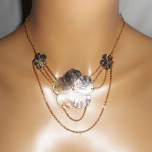 Collier fleur de nacre et chainage or