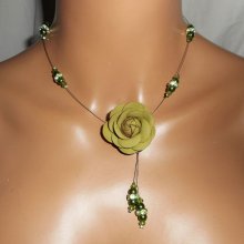 Collier câblé cristal et perles de verre nacré vert avec rose en cuir